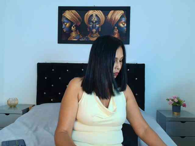 Shanon-mature webcam