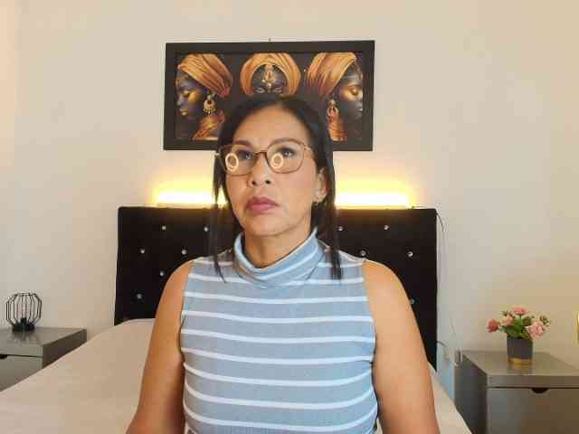 Shanon-mature webcam