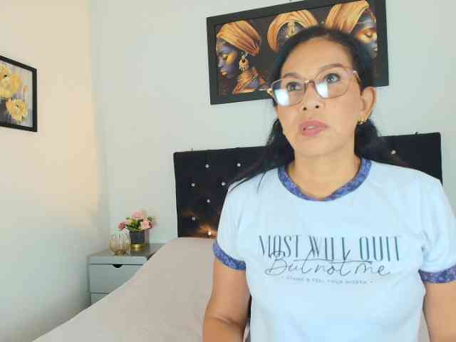 Shanon-mature webcam