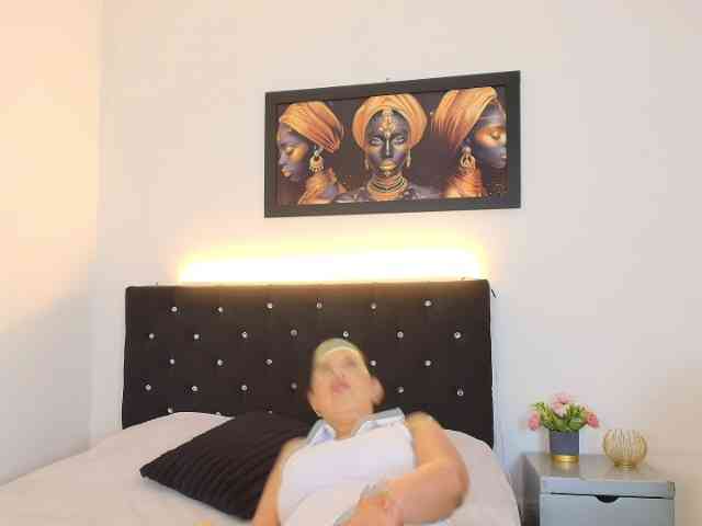 Shanon-mature webcam