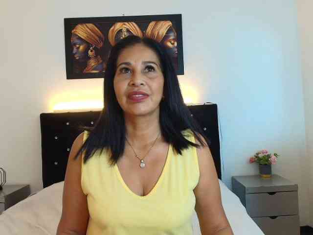 Shanon-mature webcam