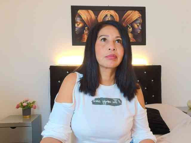 Shanon-mature webcam