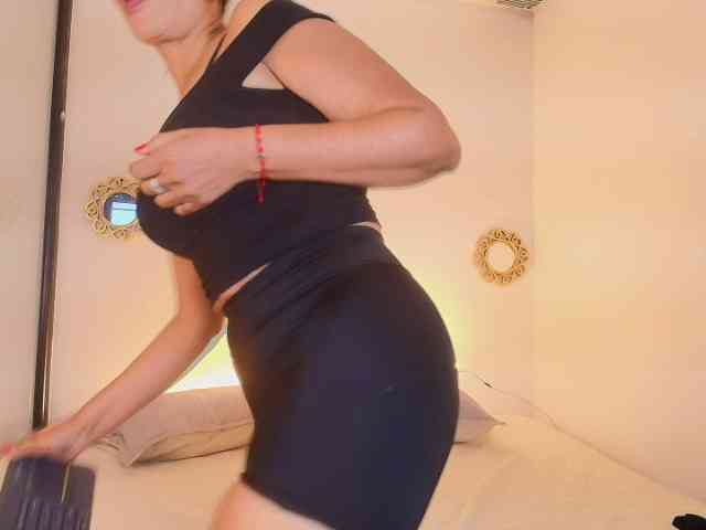 Shanon-mature webcam