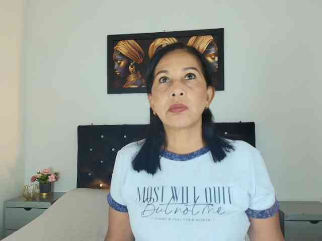 Shanon-mature webcam