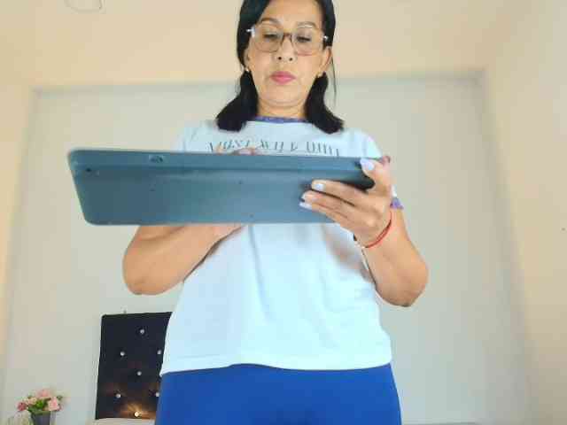 Shanon-mature webcam