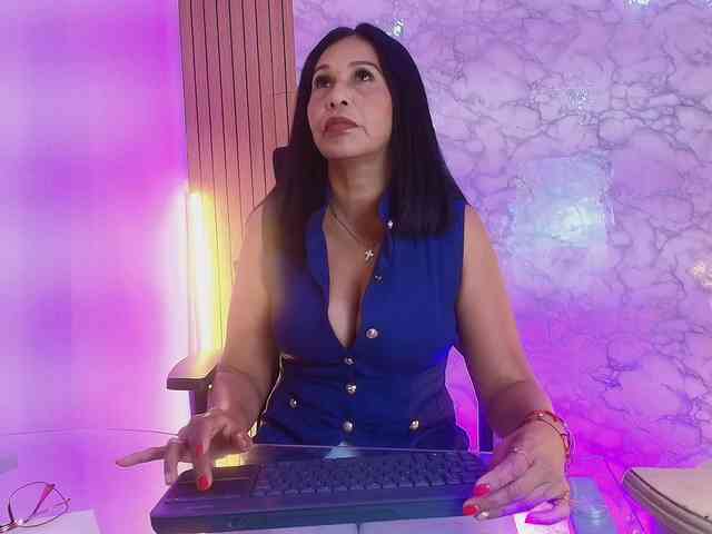 Shanon-mature webcam