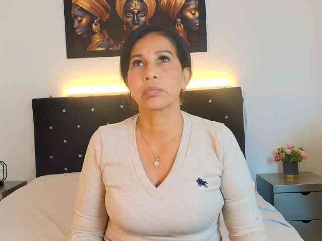Shanon-mature webcam