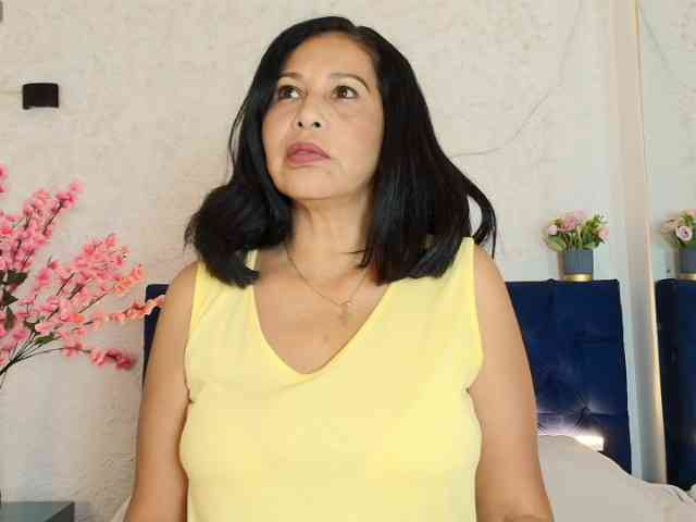 Shanon-mature webcam