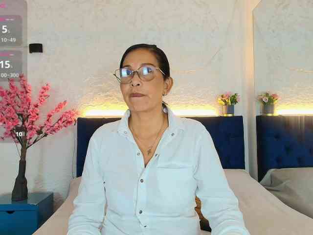 Shanon-mature webcam