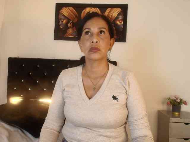 Shanon-mature webcam