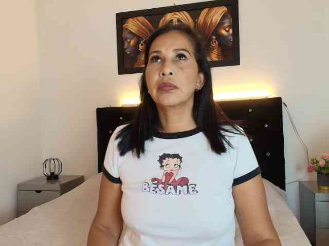 Shanon-mature webcam