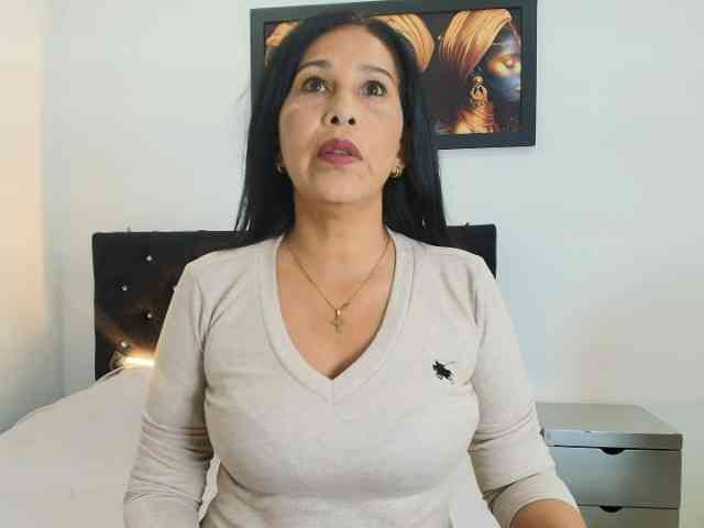 Shanon-mature webcam