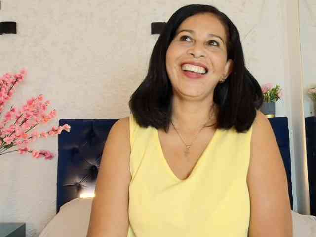 Shanon-mature webcam