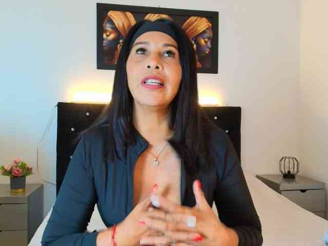 Shanon-mature webcam