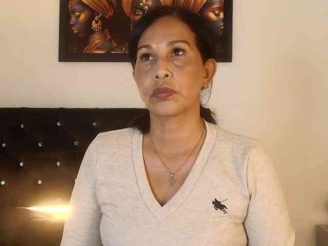 Shanon-mature webcam