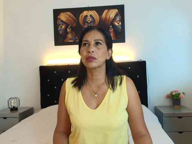 Shanon-mature webcam