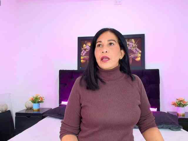 Shanon-mature webcam