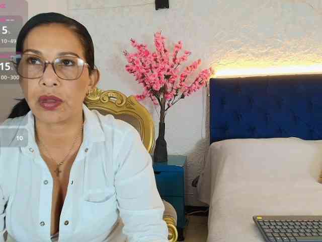 Shanon-mature webcam