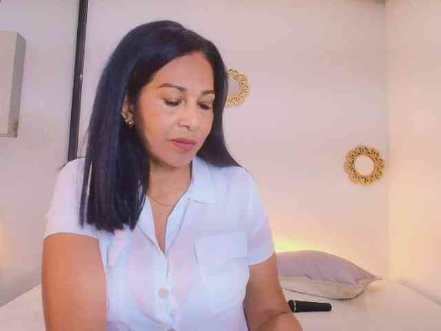 Shanon-mature webcam