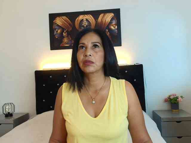 Shanon-mature webcam