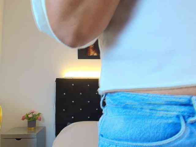 Shanon-mature webcam