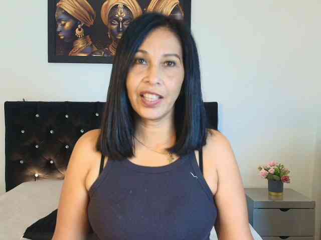 Shanon-mature webcam