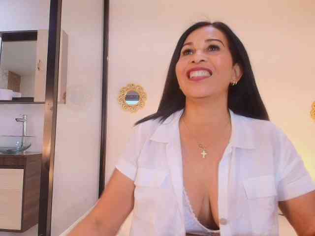 Shanon-mature webcam