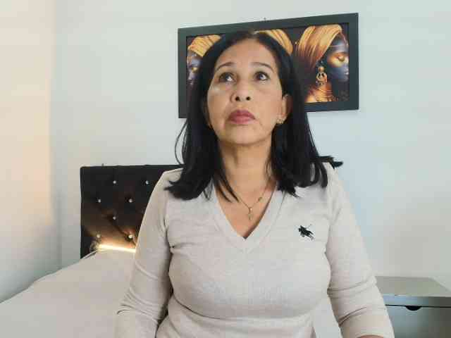 Shanon-mature webcam
