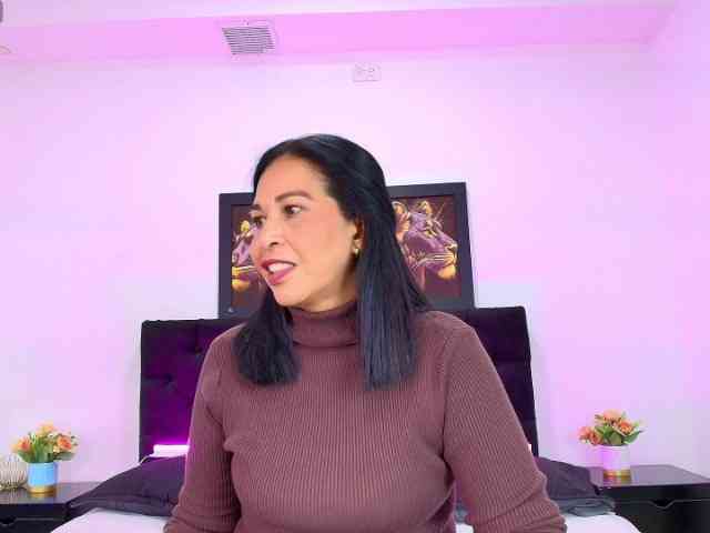 Shanon-mature webcam