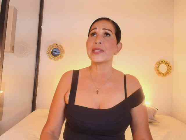 Shanon-mature webcam