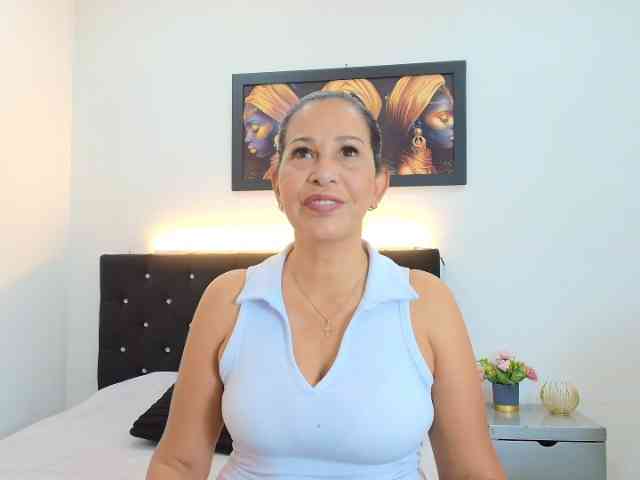 Shanon-mature webcam