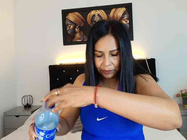 Shanon-mature webcam