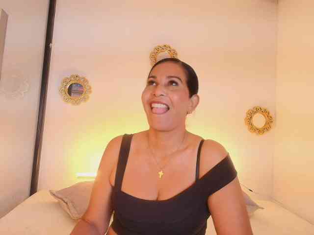 Shanon-mature webcam