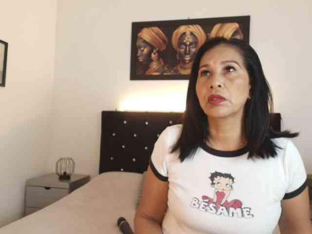 Shanon-mature webcam