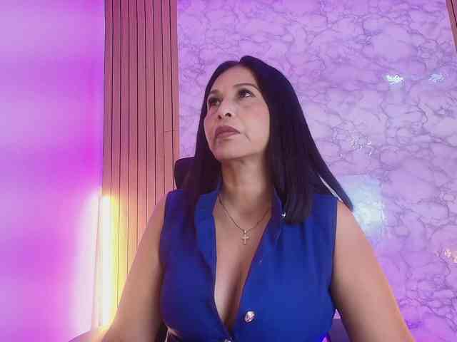 Shanon-mature webcam