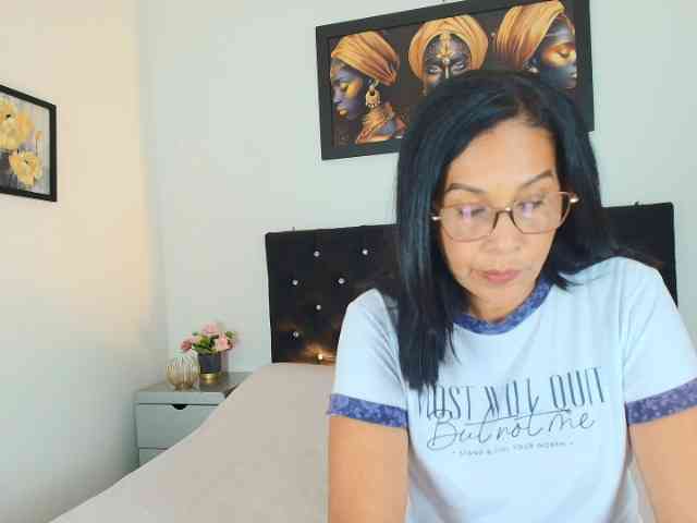 Shanon-mature webcam
