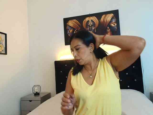 Shanon-mature webcam