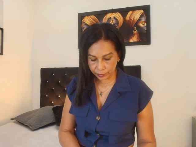 Shanon-mature webcam