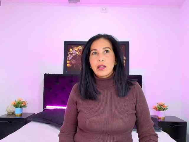 Shanon-mature webcam