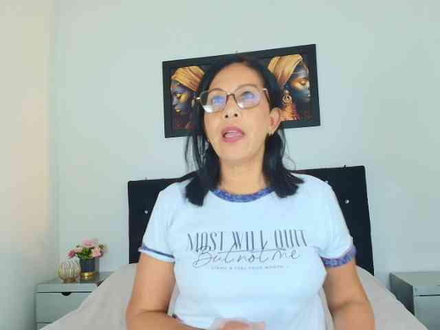 Shanon-mature webcam