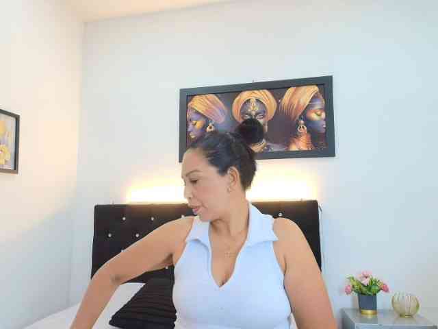 Shanon-mature webcam
