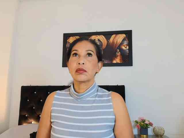Shanon-mature webcam