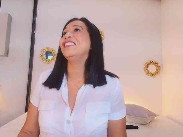 Shanon-mature webcam