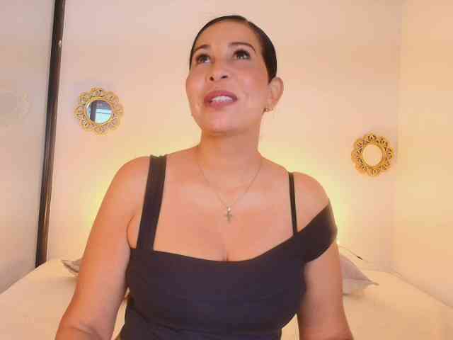 Shanon-mature webcam