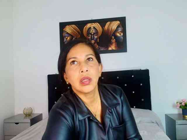 Shanon-mature webcam