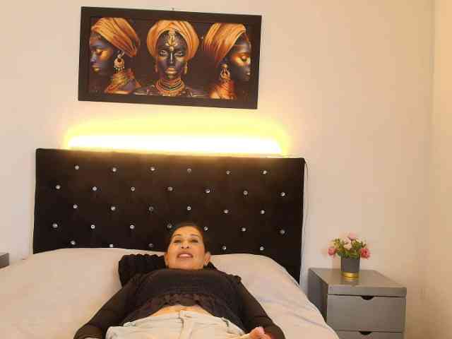 Shanon-mature webcam