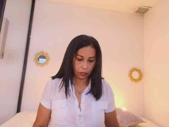 Shanon-mature webcam