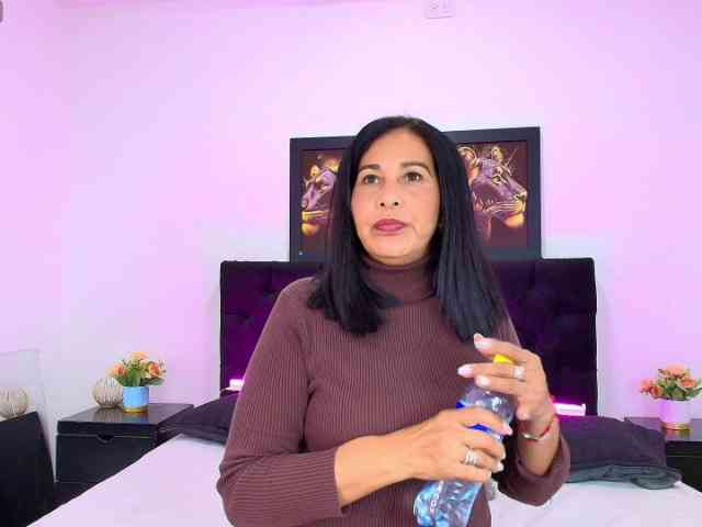 Shanon-mature webcam