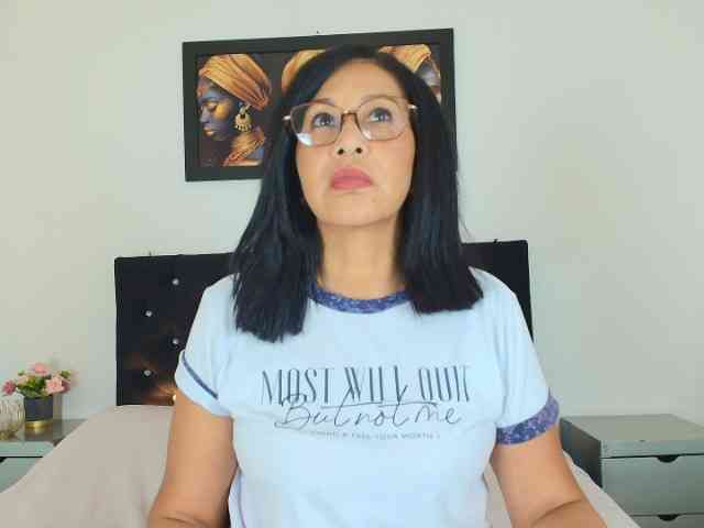 Shanon-mature webcam