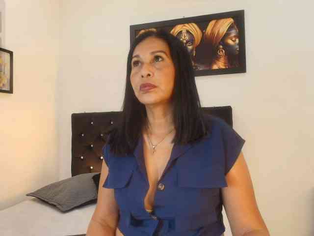 Shanon-mature webcam